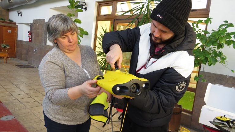 Equipo Explora junto a un ROV (1)