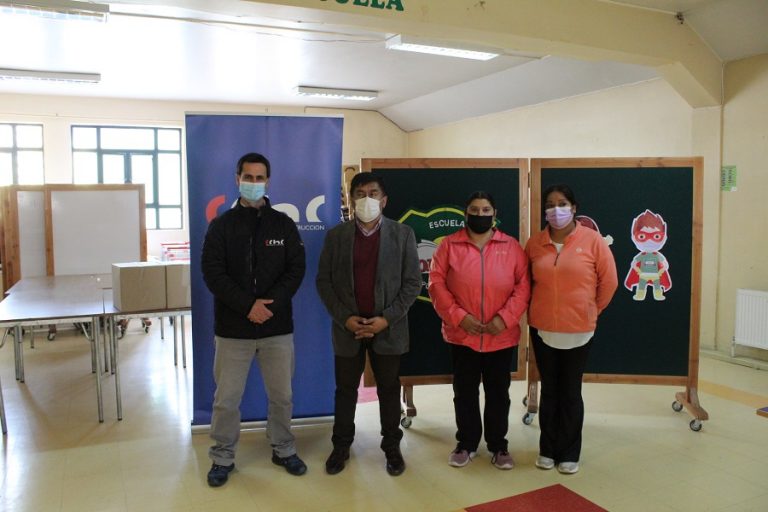 Entrega donación CChC Punta Arenas a Escuela Portugal 28 12 2021 (1)