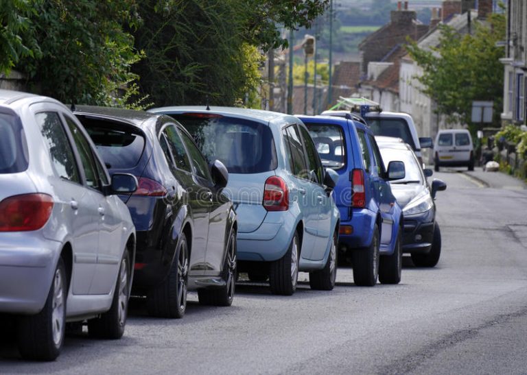 coches-estacionados-en-calle-74150233