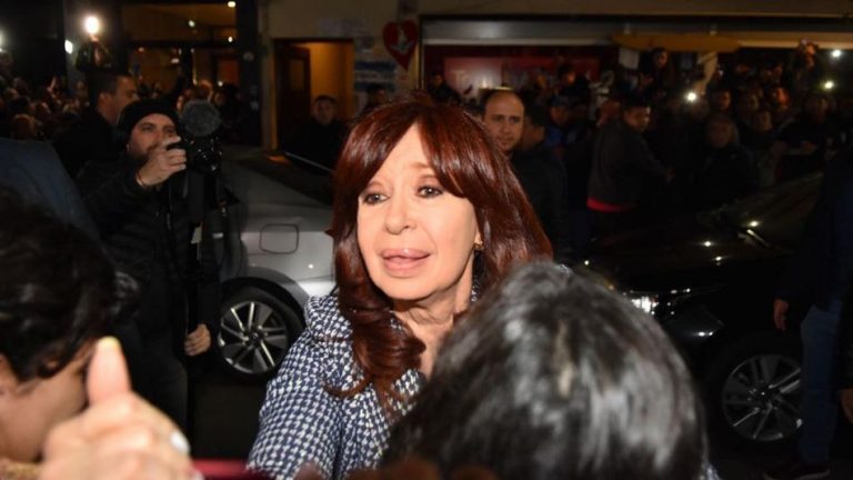 cristina-fernandez-kirchner-llegando-a-su-casa-20220829-1410279