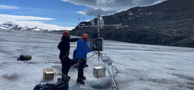 Estación automática móvil, instalada en el borde oriental del glaciar Tyndal 17_10_24