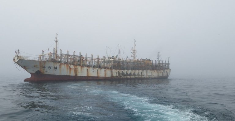 barco chino a lo lejos, horizontal (3)